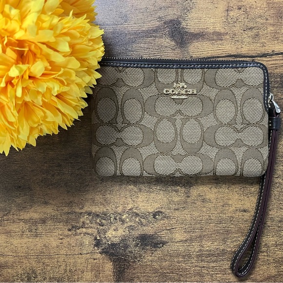 Coach Corner Zip Wristlet in Signature Canvas EUC - Picture 1 of 4